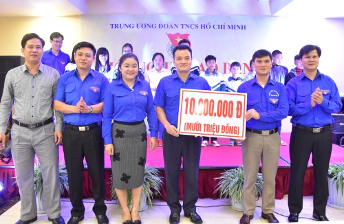 Đại diện các tỉnh Đoàn trong cụm Tây Bắc Bộ trao biển tượng trưng quyên góp ủng hộ vì an sinh xã hội cho Tỉnh đoàn Lào Cai